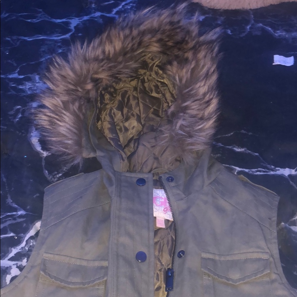 Army green vest with furr